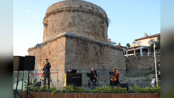 Antalya'da Tarihi Hıdırlık Kulesi'nde Gün Batımı Konserleri Coşkusu