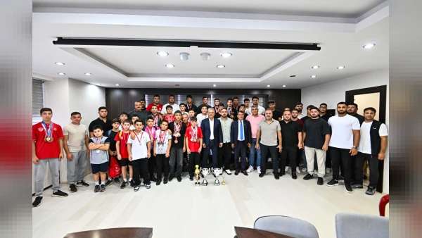 Muratpaşa Belediye Başkanı Ümit Uysal Güreşçilerle Buluştu: Mücadele Vurgusu