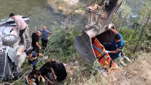 Tunceli-Erzincan Yolunda Kaza: Hafif Ticari Araç Çaya Devrildi, 2'si Ağır 5 Yaralı