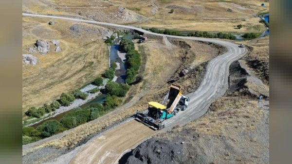 Van'da Sınır Hattındaki Mezrada Asfalt Seferberliği Başlatıldı