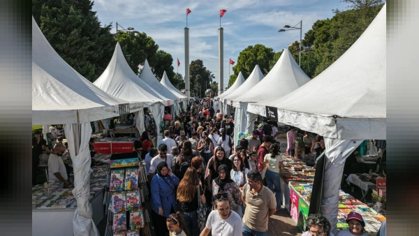 8. İZKİTAP Kültürpark'ta Ziyaretçi Akınına Uğradı: Fuar Bugün Kapanıyor
