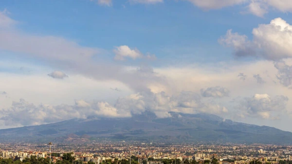 Etna Yanardağı'nın Kül Püskürtmesi Nedeniyle Katanya Havalimanı Uçuşları Durduruldu