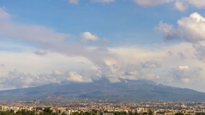 Etna Yanardağı'nın Kül Püskürtmesi Nedeniyle Katanya Havalimanı Uçuşları Durduruldu