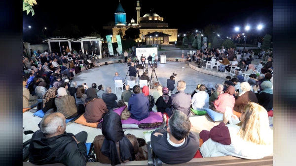 Konya'da 15. Uluslararası Mevlânâ Şiir Şöleni Gül Bahçesi'nde Büyüledi