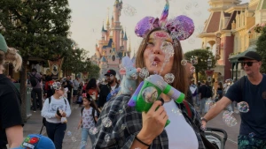 Serenay Sarıkaya'dan Paris'te Disneyland Çıkarması: Renkli Anlar Sosyal Medyayı Salladı