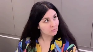 Yasemin Sakallıoğlu'ndan Çocukların Yüzünü Emojilerle Kapatan Ebeveynlere Sert Eleştiri: Görmediğim Bebeğe Altın Takmam