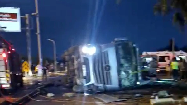 Antalya Manavgat'ta Feci Kaza: Durağa Devrilen TIR 2 Genç Kadının Canını Aldı