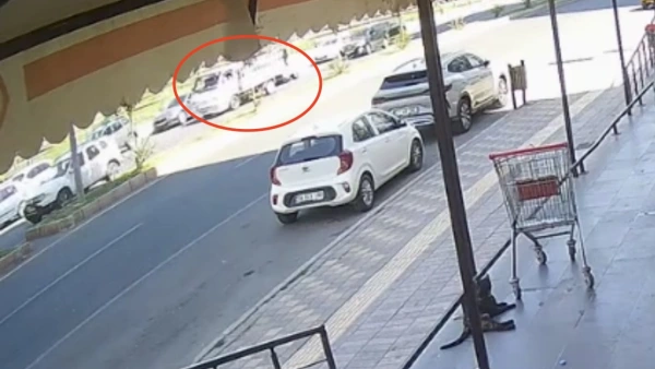 Diyarbakır'da Açılan Araç Kapısına Çarpan Motosikletli Kamyonetin Altında Can Verdi