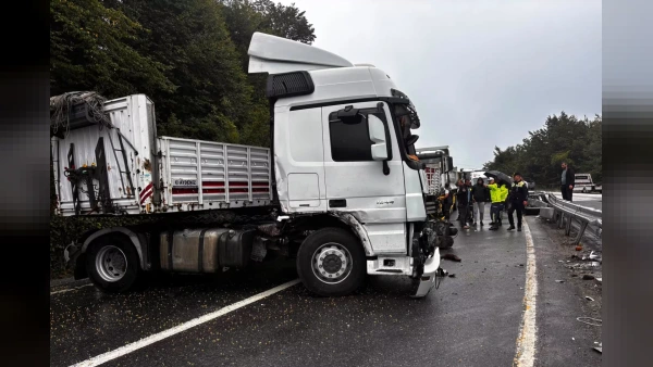 Düzce Akçakoca'da Tır Kazası: Şifalı Rampa'da Trafik Kilitlendi