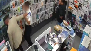 Eskişehir'de Silahlı Kavgadan Kaçan Çocuk Telefoncuya Sığındı: Dehşet Anları Kamerada