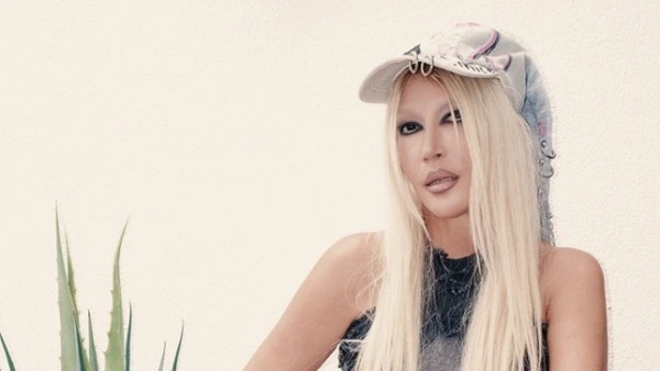 Hande Yener Avrupa Çıkarması Yaptı: Amsterdam'da "Star Gene" Mağazasını Açtı