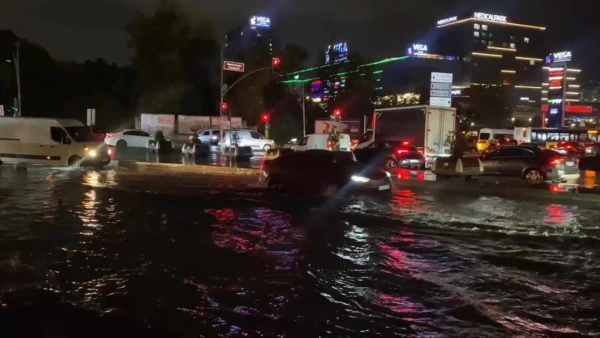 İstanbul'da Sağanak Yağış Hayatı Felç Etti: Zincirlikuyu Alt Geçidini Su Bastı, Seferler İptal