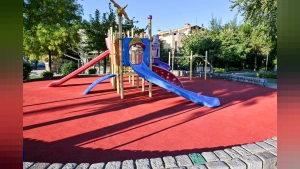 Manisa'da Parklar Baştan Aşağı Yenileniyor: Çocuklar ve Sporseverler İçin Güvenli Zemin Hamlesi