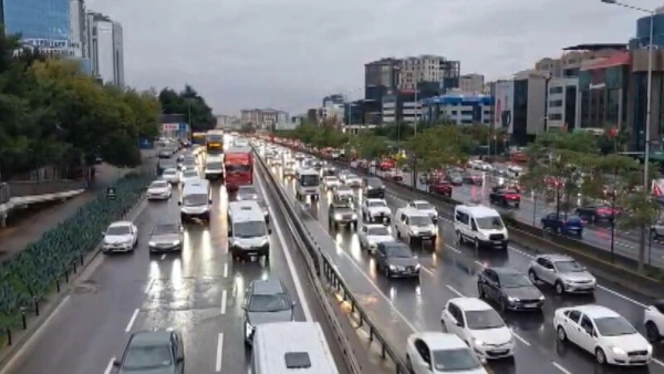 Sağanak trafiği kilitledi!
