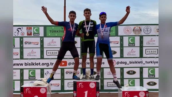Sakarya Büyükşehir'in genç pedallarından Manisa'da madalya yağmuru