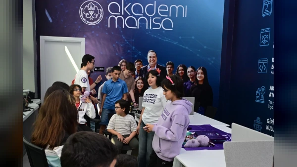 Akademi Manisa'da Robotik Coşkusu: Lavender Robotics Gençlerle Buluştu