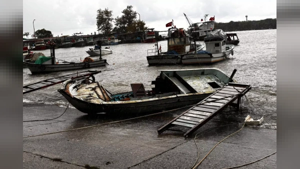 Düzce Akçakoca Fırtınası: Balıkçı Barınağı'nda 14 Tekne Zarar Gördü