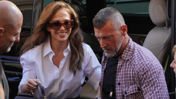 Jennifer Lopez'den Milano Moda Haftası'nda Sürpriz Görüntü: Yakışıklı Korumasıyla El Ele