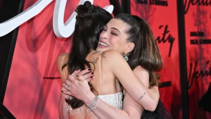 Anne Hathaway ve Dakota Johnson'dan 'Verity' Galasında Samimi Görüntüler