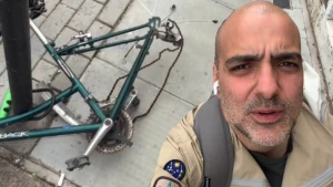 Bartu Küçükçağlayan'ın Londra'da Bisikletinin Tekerleri Çalındı