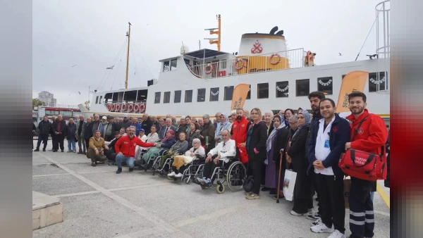 Darülaceze Sakinleri 1 Ekim Dünya Yaşlılar Günü'nde Şehir Hatları ile Denize Açıldı