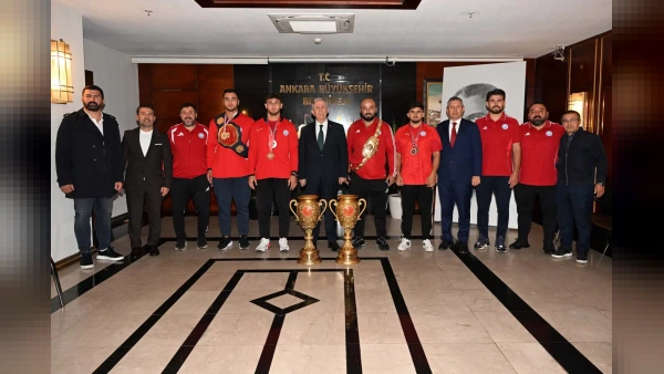 Mansur Yavaş ASKİ Sporlu Güreşçileri Ağırladı: 2026 Sezonuna Damga Vuran Başarı
