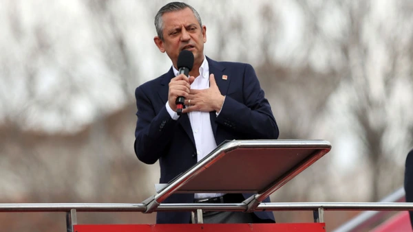 Özgür Özel den Van Mitinginde Kayyum ve Barış Süreci Açıklamaları
