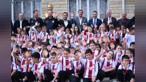 İnegölspor'dan 750 Öğrenciye Forma Desteği: Yeniceköy'de Dağıtım Yapıldı