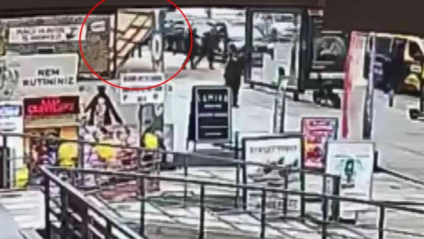İstanbul Kadıköy'de Facia: İnşaat Kaplaması İkiz Kardeşlerin Üzerine Devrildi