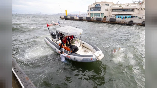 İzmir Körfezi'nde Arabalı Vapurdaki Yangın Tatbikatı Nefes Kesti