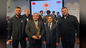 Keçiören Belediye Başkanı Mesut Özarslan'a Londra'dan Küresel Hizmet Ödülü