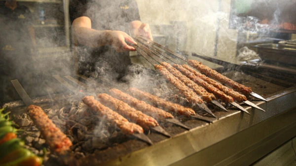 10. Uluslararası Adana Lezzet Festivali Başlıyor: Mangallar ve Şişler Hazırlandı