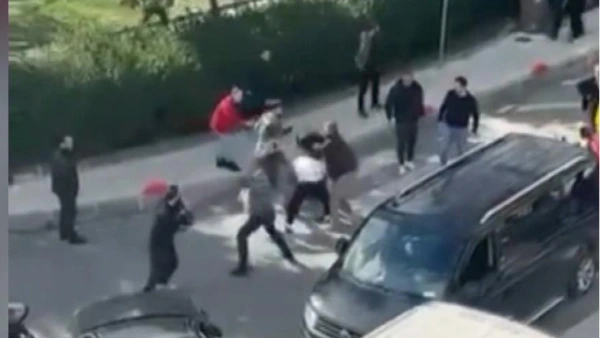 Bayrampaşa'da Yol Verme Kavgası Kamerada: Sürücüler Tekme Tokat Birbirine Girdi