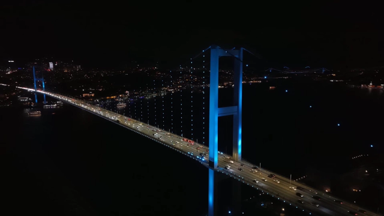 İstanbul Boğazı Köprüleri 3 Ekim Türk Dünyası Günü'nde Turkuaza Büründü
