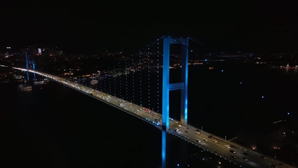 İstanbul Boğazı Köprüleri 3 Ekim Türk Dünyası Günü'nde Turkuaza Büründü