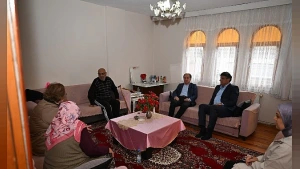 Kartepe Protokolünden Emekevler Mahallesi'nde Yaşayan Kanma Çiftine Anlamlı Ziyaret