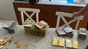 Mersin Belediyelerine Yolsuzluk Soruşturmasında Şüphelinin Evinden Döviz ve Altın Çıktı