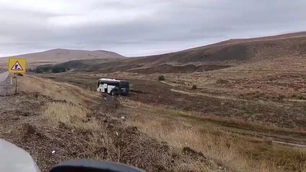 Sivas Kangal'da Yolcu Otobüsü Tarlaya Girdi: 2'si Çocuk 9 Kişi Yaralandı