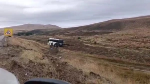 Sivas Kangal'da Yolcu Otobüsü Tarlaya Girdi: 2'si Çocuk 9 Kişi Yaralandı
