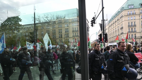 Berlin'de Silahlanma ve Zorunlu Askerlik Karşıtı Geniş Katılımlı Protesto