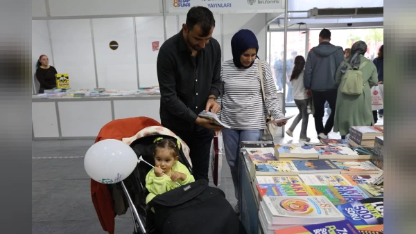Minik eller bu fuarda ilk kitaplarını seçti