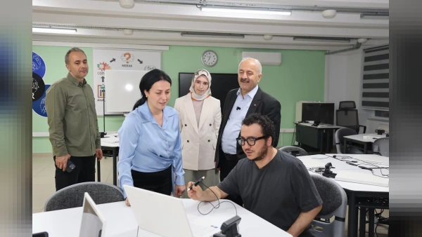 Prof. Dr. Oytun Erbaş Gebze’de Gençlerle Buluştu ve Söyleşi Gerçekleştirdi