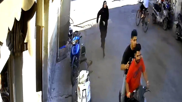 Adana'da Çanta Gaspı Kamerada: Biri Tutuklandı, Diğeri Aranıyor