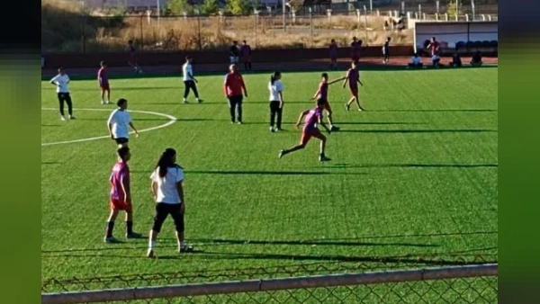Ağrı'da Amatör Spor Haftası kapsamında kadın ve erkek futbolcular aynı sahada buluştu