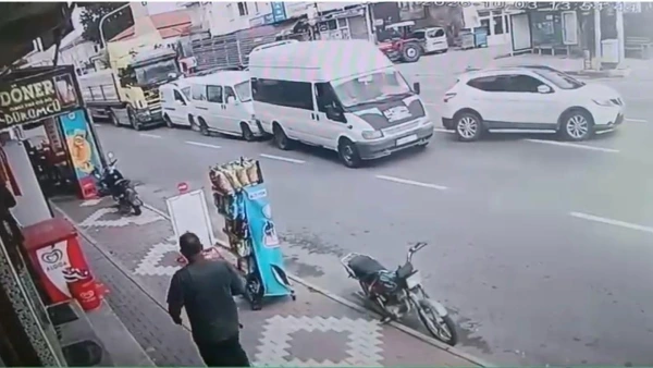 Nevşehir'de Zincirleme Kaza: 4 Araç Birbirine Çarptı ve Güvenlik Kamerasına Yansıdı