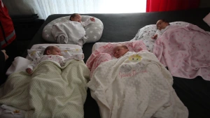 Antalya'nın Kaş ilçesinde tüp bebek tedavisi gören çiftin dördüz kız bebekleri doğdu