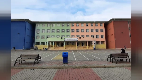 Başakşehir'de Ortaokulda Kavga: 1'i Kritik 8 Öğrenci Yaralandı