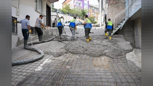 Bornova Belediyesi Çamkule Mahallesi'ndeki tehlikeli yokuşu yeniledi