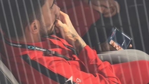 Emirhan Topçu İtalya maçı öncesi kulübede okey oynadı
