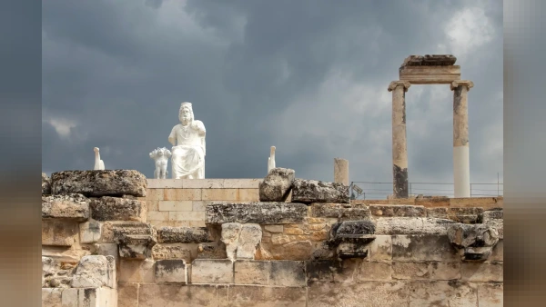 Hierapolis kazılarında yeni mermer yapılar gün ışığına çıkarıldı